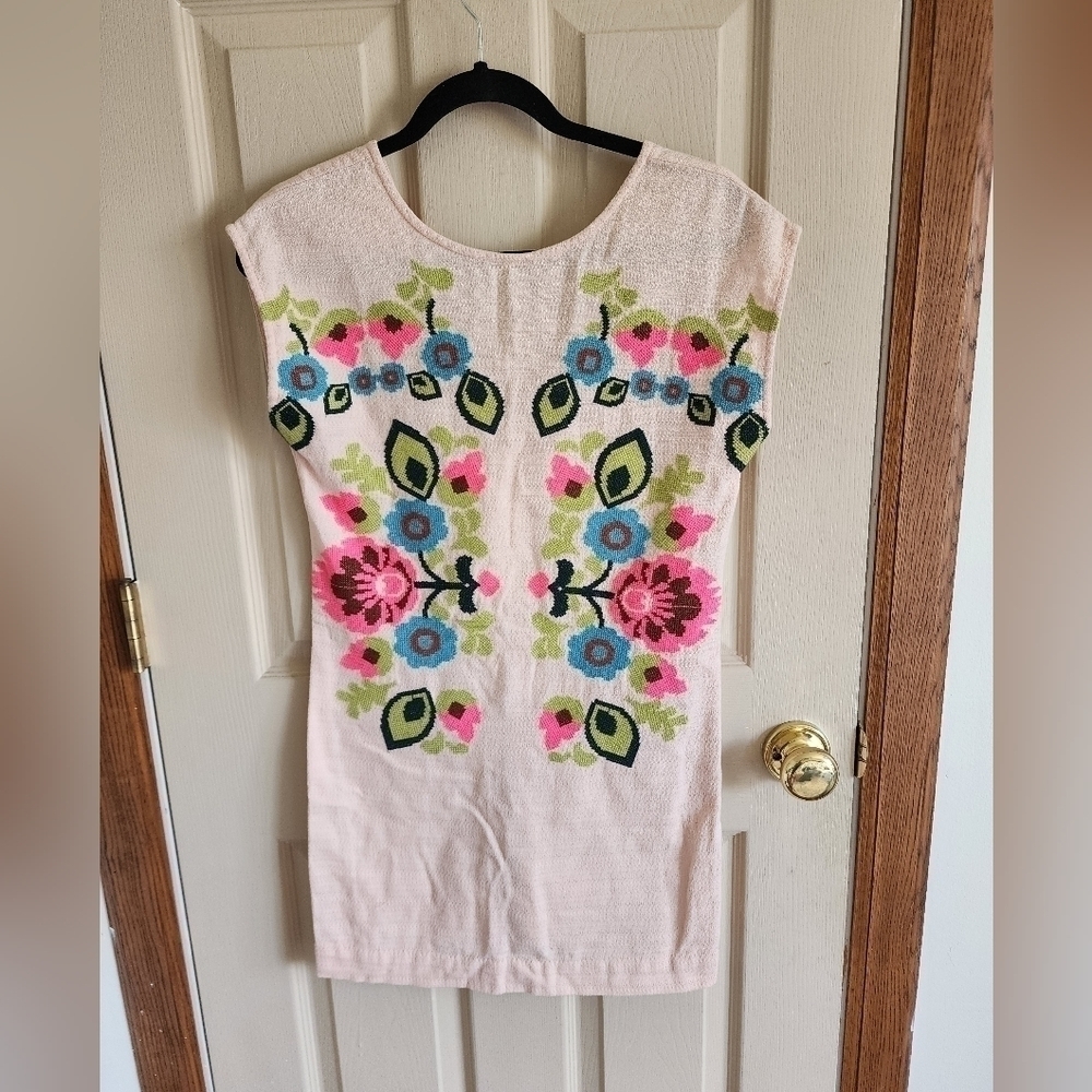 Hoss Intropia Women's Floral Embroidered Dress Size 34 or a size 6 in us.